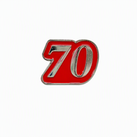Broche en émail plaqué argent El Volcan 70e Anniversaire, forme irrégulière, lettres en relief, pour événement, objet de collection, cadeau