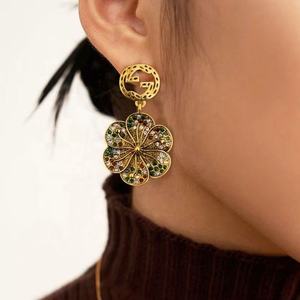 ต่างหูห้อยสไตล์ยุโรปอเมริกันย้อนยุคสำหรับผู้หญิง ทำจากโลหะผสม ดีไซน์ดอกไม้โบราณ ประดับเพชร ทันสมัย แข็งแรงทนทาน - Product Image 3