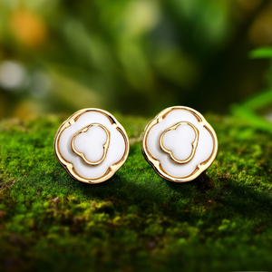 Boucles d'oreilles tendance en acier inoxydable 316L plaqué or PVD, design fleur blanche durable et résistant - Product Image 3
