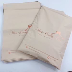 Sacs de Courrier Luxe Pêche avec Logo Doré Rose - Sacs d'Emballage Personnalisés pour E-commerce - Product Image 1