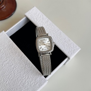 Nuevo Reloj de Mujer en Oferta, Reloj de Cuarzo Vintage Dorado Pequeño y Sencillo - Product Image 5