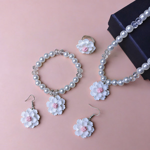Ensemble de bijoux 4 pièces, Style frais et mignon, collier, boucles d'oreilles, bracelet, bague en imitation perle, avec pendentif fleur rose pour filles - Product Image 3