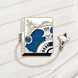 Pin de solapa esmaltado personalizado con diseño de <span class=keywords><strong>libro</strong></span> <span class=keywords><strong>abierto</strong></span>, candado de corazón y dije de animal, chapado en oro, fabricante OEM ODM, venta al por mayor a granel - Product Image 1