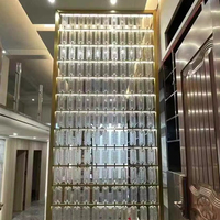 Art de la bouteille en acrylique moderne avec cadre en aluminium doré pour la décoration d'hôtels de luxe et d'espaces commerciaux