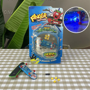 Vente en gros de <span class=keywords><strong>mini</strong></span> kit de planche à roulettes en plastique avec lumière LED jeu de planche à roulettes avec doigt - Product Image 6