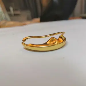 Pendientes de Media Argolla de Latón Ecológico Chapados en Oro de 18K de Alta Calidad y Moda E201200 - Product Image 3