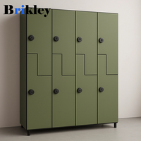 Armoire de vestiaire Brikley en stratifié compact phénolique HPL, résistante au feu, durable et imperméable, idéale pour les gymnases.