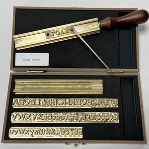 แม่พิมพ์ทองเหลืองแบบขายส่ง แม่พิมพ์สัญลักษณ์อักษรและตัวเลข สามารถปรับแต่งแบบอักษรและขนาดได้ ใช้ร่วมกับช่องใส่บัตร - Product Image 4