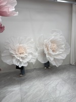 Décor de scène de mariage sur mesure de luxe, installation artistique géante de fleurs blanches en soie et organza pour exposition en extérieur