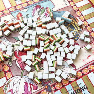 Ensemble de Mahjong Américain de Luxe Moderne à Trois Couches en Acrylique Orange, Vert et Blanc avec Tuiles Dragon, Bambou et Lotus pour le Divertissement et le Poker - Product Image 2