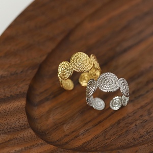 Anillo Abierto de Estilo Étnico con Diseño de Disco Retro de Nepal, Cuerda y Moneda de Oro, Cielo Estrellado y Nubes Auspiciosas, de Acero de Titanio Chapado en Oro - Product Image 3