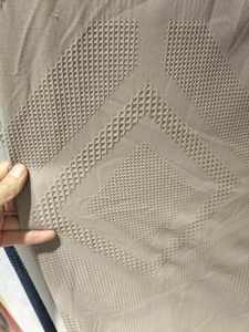 リビングルームやカフェの上部にバランスとタッセルの装飾が施されたファンシージャカードカーテン - Product Image 3