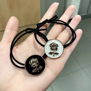 ยางรัดผมลายดอกไม้ ยางรัดผมแบบยืดหยุ่นสำหรับใช้ในชีวิตประจำวัน พร้อมจี้เรซิ่นตกแต่ง - Product Image 2