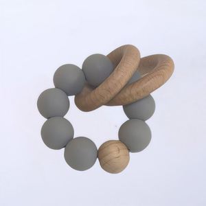 Anneau de dentition circulaire en bois et silicone écologique pour bébé, idéal pour les fêtes et les cadeaux. - Product Image 4