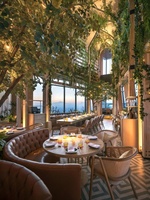 Mobilier de restaurant en rotin de bistrot français Table et chaise avec cadre en bois massif Canapé de restaurant rond rembourré en cuir PU