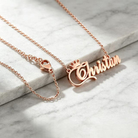 Collier personnalisé avec pendentif lettre pour enfant, motif floral classique, en acier inoxydable plaqué or 18 carats, chaîne à maillons, idéal pour les fêtes