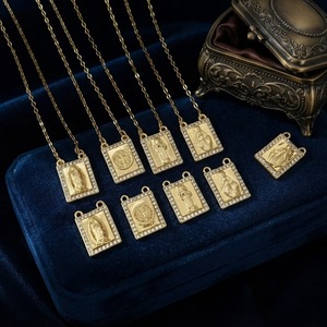 Collier pendentif Saint en laiton plaqué or 18 carats avec cadre rectangulaire, bordure en strass CZ à rangée unique et figure de Saint en or surélevée - Product Image 2