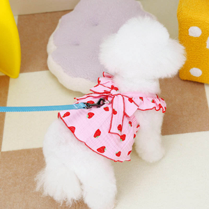 Robe d'hiver imprimée fraise XL C096 pour chiens et chats avec jupe à nœud et harnais - Product Image 3