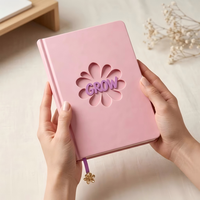 Carnet à couverture rigide en PU personnalisé avec lettres 3D en relief, marque-page breloque fleur, cadeau pour femme