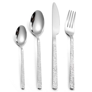 Set da Pranzo in Acciaio Inossidabile Stile Occidentale con Manici Goffrati a Motivo Roccioso Retrò e Lussuoso, Adatto per Dessert e Uso Domestico - Product Image 1