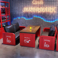 Ensemble de mobilier de bar industriel en fer rouge et noir – Sièges durables et résistants à l'eau pour hôtel, maison ou extérieur avec logo boisson/musique