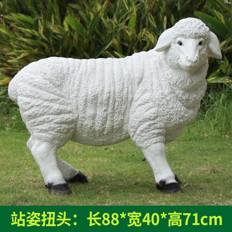 Mouton debout avec la tête tournée