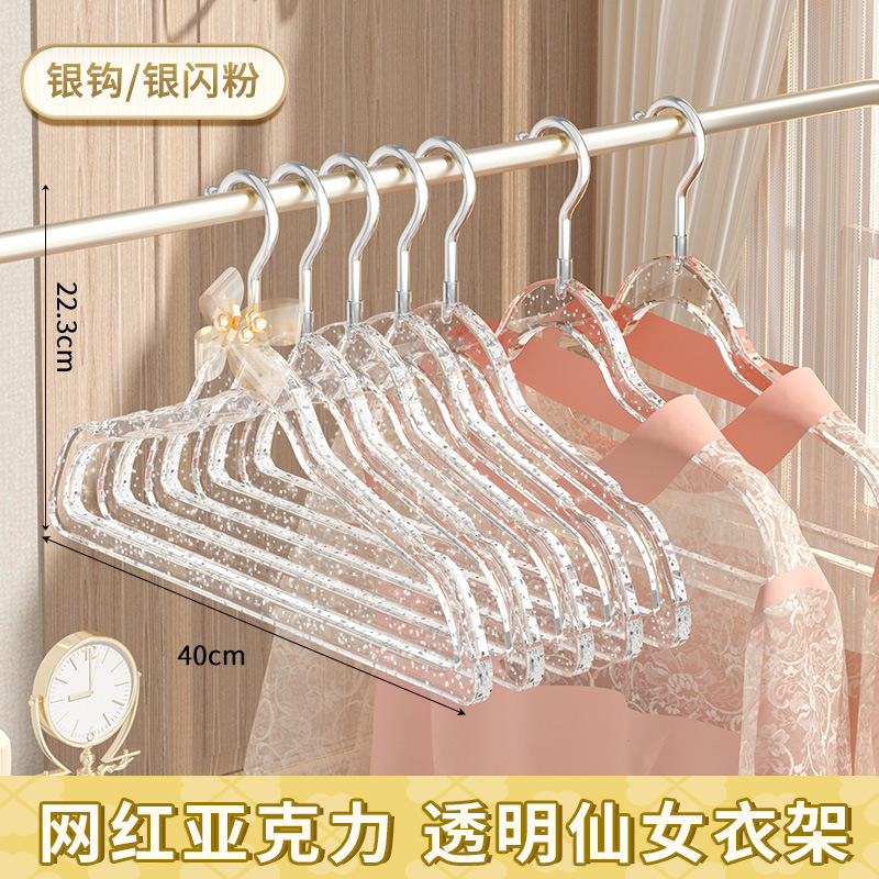 Ganchos de plata y polvo de plata.