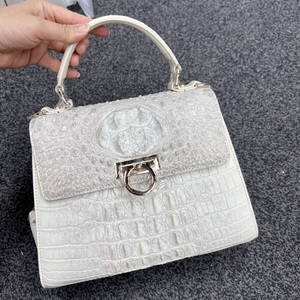 Sac à main élégant en cuir de crocodile avec rabat, fermeture à loquet pour plus de sécurité, design à poignée unique. - Product Image 1