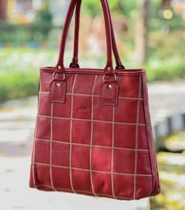 Sac à bandoulière élégant en similicuir pour femme avec ornement à pompon, fermeture éclair sécurisée, compartiment principal spacieux, sac à main stylé - Product Image 3