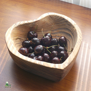 Bandeja de frutas hecha a mano de madera de cedro en forma de corazón, color marrón oscuro, para decoración y almacenamiento en la mesa del hogar. - Product Image 1