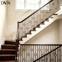 Rampe d'escalier en fer forgé noir mat avec revêtement en poudre DVN, décorations circulaires, et poteaux d'escalier ronds en fer forgé creux