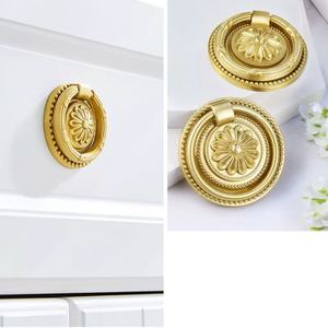 Poignées de porte de meuble et de bar sculptées en laiton doré modernes pour bar à domicile et hôtel - Écologiques et durables - Product Image 4