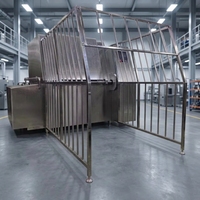 Industriële reinigingsapparatuur voor het reinigen van containers in een vleesverwerkingsbedrijf, 30-50 stuks per uur, trolley wasmachine.