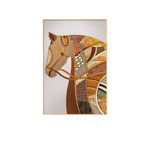 Pintura contemporánea abstracta sobre lienzo con motivos de caballos y marco de aluminio para decoración de pared en la sala de estar junto al sofá. - Product Image 5