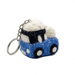 Porte-clés en feutre bleu mignon, en laine, écologique, découpé, doux, avec broderie cerise, motif dessin animé, breloque véhicule, fait main, Noël - Product Image 3