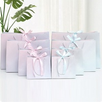 Sac en papier imprimé conçu sur mesure pour l'emballage de cadeaux de boutique de mode gaufrage par stratification mate pour la poudre libre de crème pour le visage