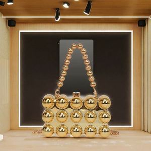 Bolso bandolera bordado a mano con estampado de leopardo rosa, perlas de rocaille y cadena - Bolsos para mujer - Product Image 2