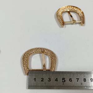 Hebilla de cinturón rectangular martillada con borde plateado de 30/<span class=keywords><strong>31</strong></span> mm (<span class=keywords><strong>1.18</strong></span> pulgadas), con barra central semicircular dorada de un solo pasador, de aleación, ecológica y sin níquel. - Product Image 4