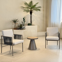 Chaise de jardin en métal avec accoudoirs en corde et coussins pour terrasse extérieure et café