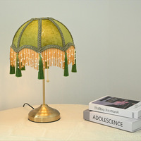 Lampe de table LED moderne en tissu et métal avec pompon en velours vert, lumière douce et écologique pour les yeux, interrupteur à cordon, décoration intérieure
