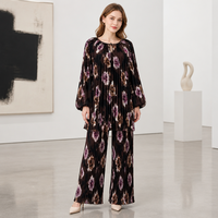 Ensemble deux pièces plissé Miyake élégant pour femme : Tunique longue à imprimé floral artistique et pantalon large, idéal pour les tenues de villégiature et le quotidien