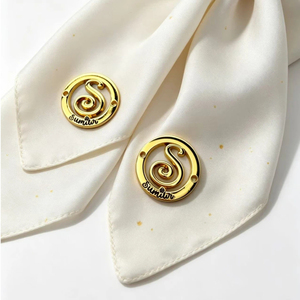 Etiquetas metálicas personalizadas al por mayor, redondas, de aleación de zinc, con 2 agujeros, grabadas con el logotipo de la marca, para zapatos, ropa, bolsos y trajes de baño. - Product Image 1