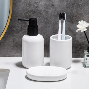 Juego de Accesorios de Baño de Tres Piezas en Blanco con Dispensador de Jabón, Vaso y Jabonera de Plástico para Baños - Product Image 2