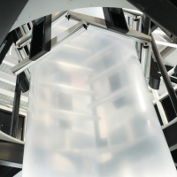 Machine à film soufflé ABA à 2 couches haute efficacité avec traction verticale rotative pour sacs de livraison et sacs poubelles en HDPE/LDPE