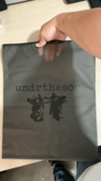 Sacs en plastique à fermeture éclair givrés noirs imprimés avec logo personnalisé, en PE, refermables avec fermeture à glissière pour l'emballage de t-shirts et de sous-vêtements