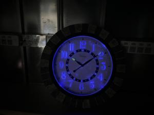 Relógio de parede iluminado de metal de 18 polegadas, grande, para decoração de jardim, com termômetro e umidade, à prova d'água - Product Image 6