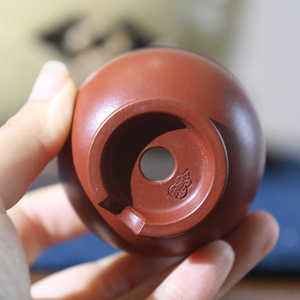 Petit pot à bonsaï Zhu Ni Da Hong Pao, fait main en argile violette, forme de haricot, par l'artiste Sun Wei - Product Image 4