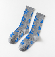 Vente en gros de chaussettes personnalisées cool pour femmes et hommes, chaussettes amusantes à motif feuille d'érable, chaussettes en coton, blanches et noires, pour hommes