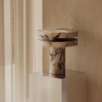 Lampe de table de luxe post-moderne en marbre massif. Une pièce architecturale élégante pour les salles d'exposition de designers et les chambres à coucher cinq étoiles.