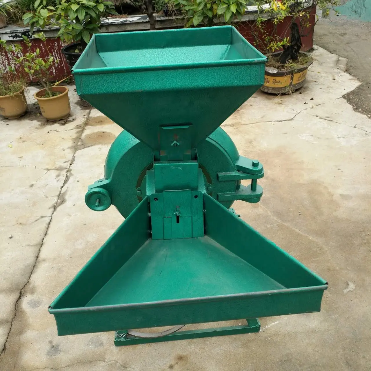 Low price automatic grain grinding machine / tea leaf grinding machine / wheat grinding machine